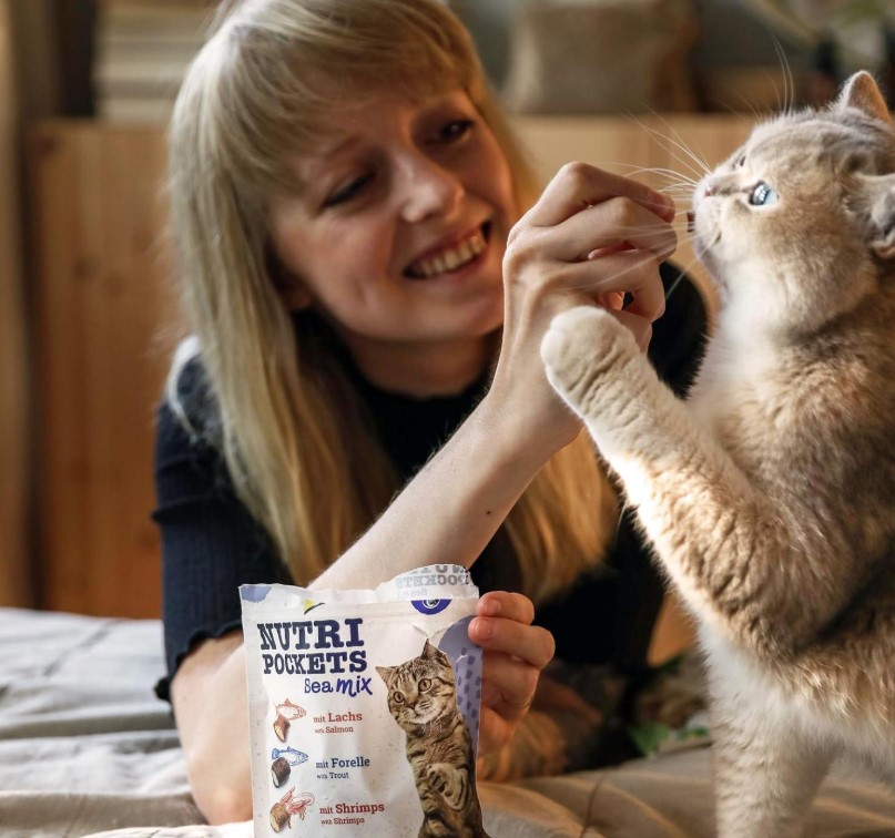 Витаминизированное лакомство для кошек GimCat Nutri Pockets морской микс (лосось, форель, креветки)